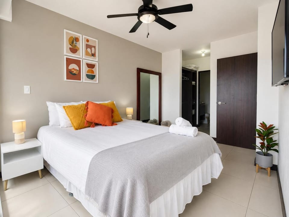 Bed, TV and multimedia, Photo of the whole room, Bedroom