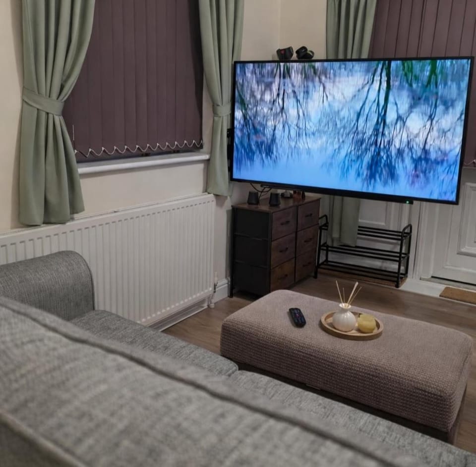 TV and multimedia, Living room, Seating area, Evening entertainment