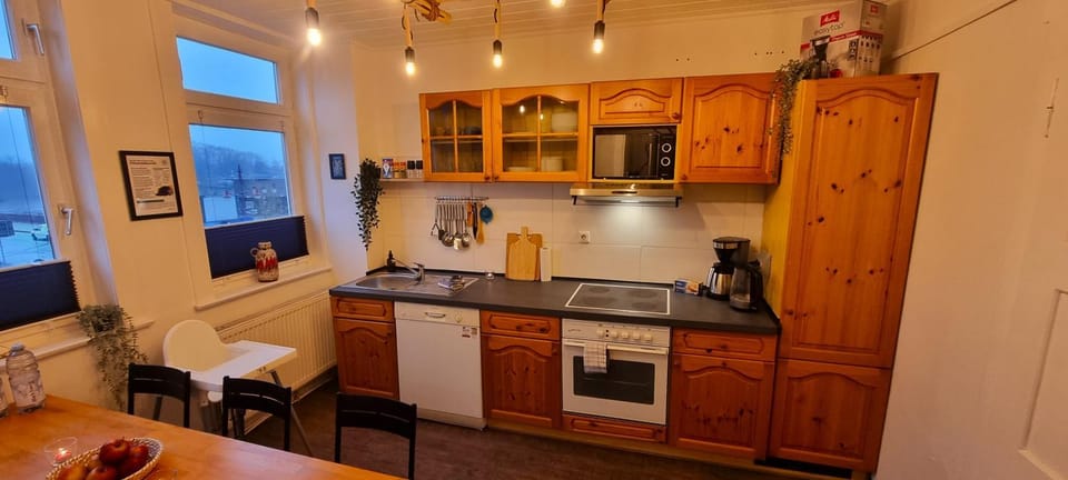 Coffee/tea facilities, Kitchen or kitchenette, Dining area, dishwasher, microwave, stove, kitchen