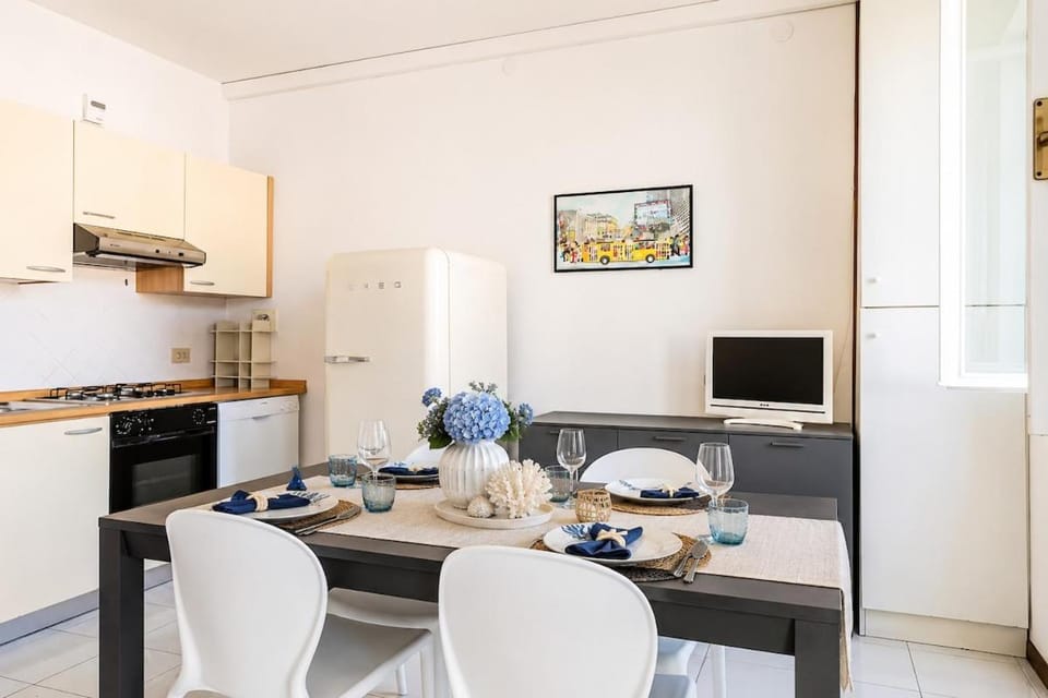 TV and multimedia, Kitchen or kitchenette, Living room, Seating area, Dining area, oven, stove