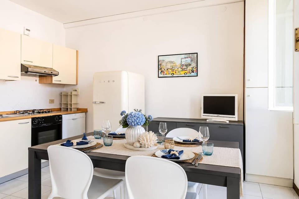 Kitchen or kitchenette, Living room, Seating area, Dining area, Lunch, kitchen