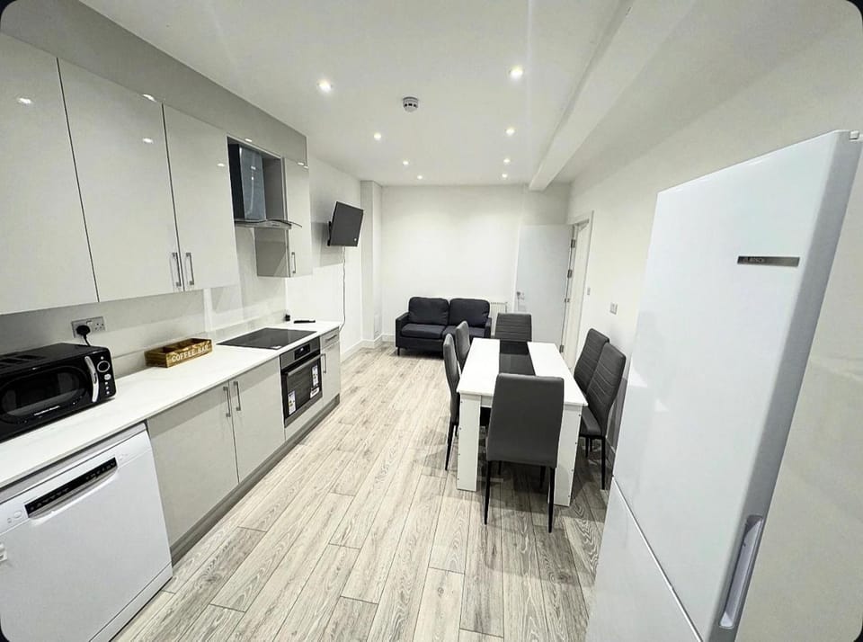 Luxury 3 Bedroom Retreat 5 min to Elizabeth Apartment in London Borough of Hillingdon