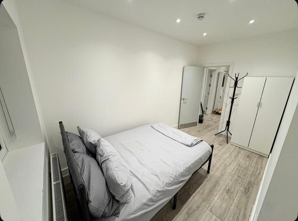 Luxury 3 Bedroom Retreat 5 min to Elizabeth Apartment in London Borough of Hillingdon