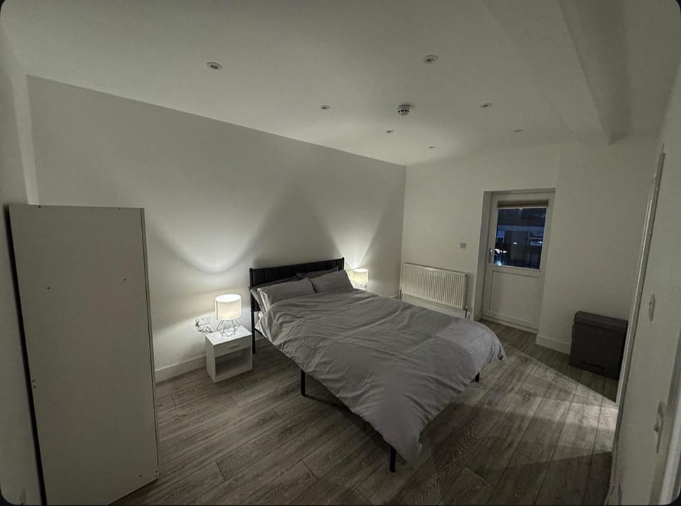 Luxury 3 Bedroom Retreat 5 min to Elizabeth Apartment in London Borough of Hillingdon