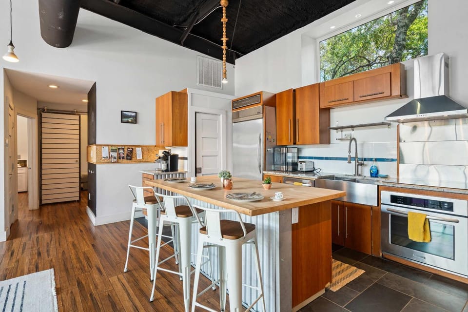 Kitchen or kitchenette, Dining area, dishwasher, oven, pet friendly, stove