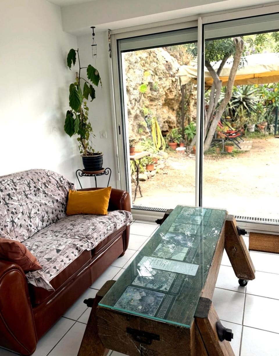 Living room, Garden view