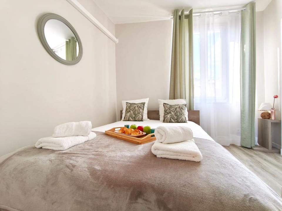 Bed, Food and drinks, Photo of the whole room, Bedroom, Food, towels