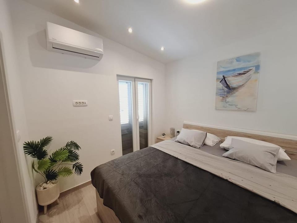 Apartments Oliva with Heated Pool Bed and Breakfast in Split-Dalmatia County
