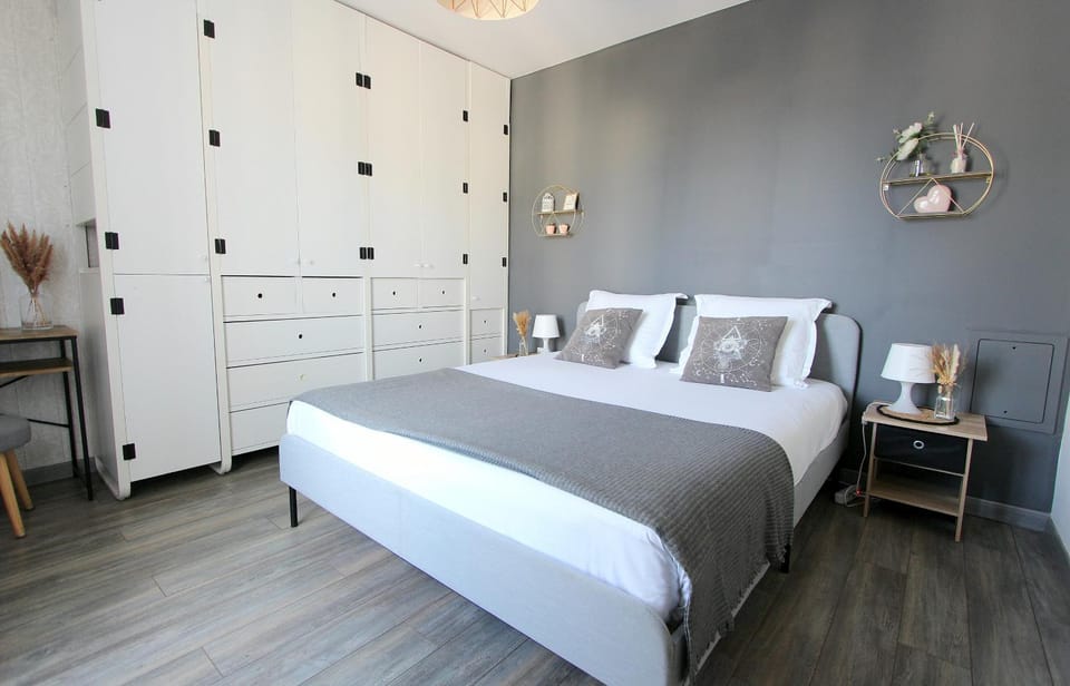 Photo of the whole room, Bedroom