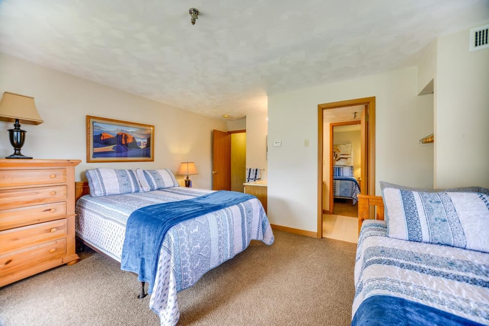 Ski-In/Ski-Out Seven Springs Mtn Suite w/ Shuttle! House in Seven Springs