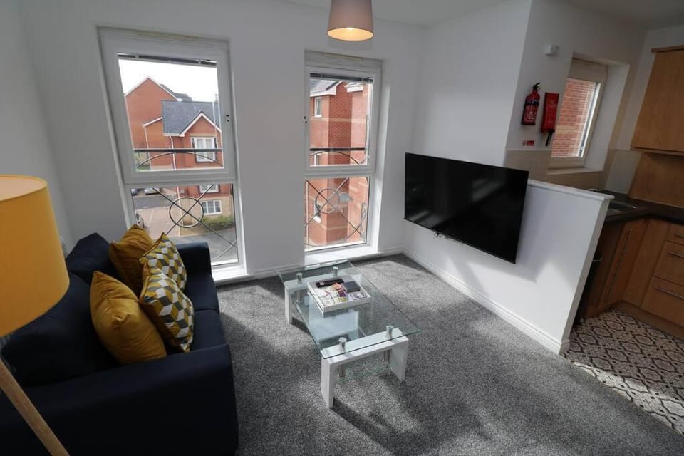Two Bedroom Peaceful Penthouse - Private Parking Apartment in Coventry