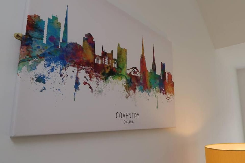 Two Bedroom Peaceful Penthouse - Private Parking Apartment in Coventry