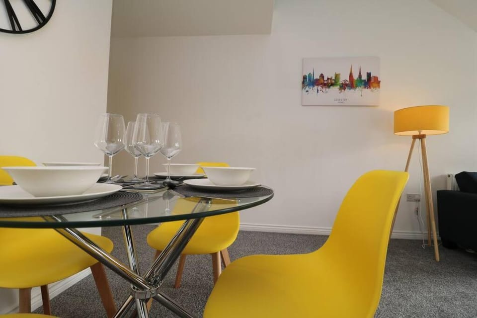 Two Bedroom Peaceful Penthouse - Private Parking Apartment in Coventry