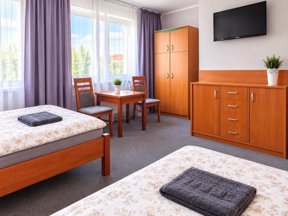 Bed, TV and multimedia, Photo of the whole room, towels, wardrobe