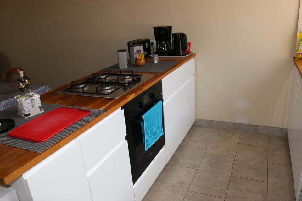 Coffee/tea facilities, Kitchen or kitchenette, stove, toaster