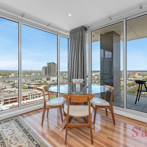 View (from property/room), Balcony/Terrace, Living room, Dining area, City view