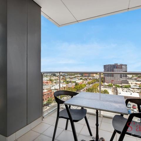 View (from property/room), Balcony/Terrace, City view