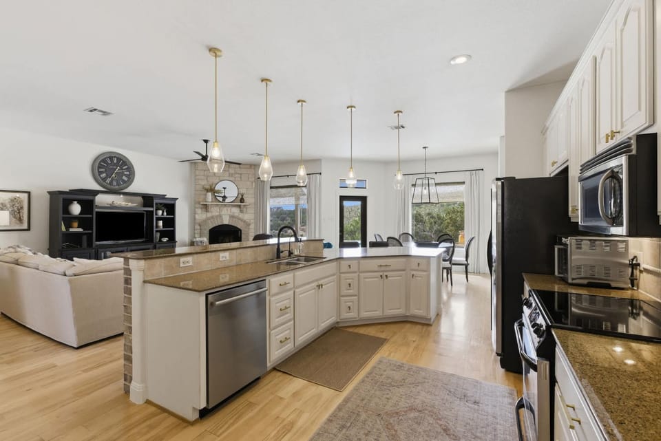 Lighthouse at Lake Travis Luxury 5BR with Pool House in Hudson Bend
