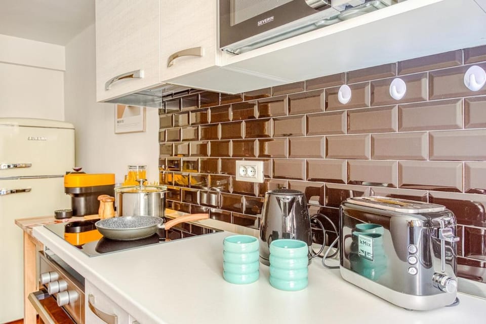 Coffee/tea facilities, Kitchen or kitchenette, stove, toaster