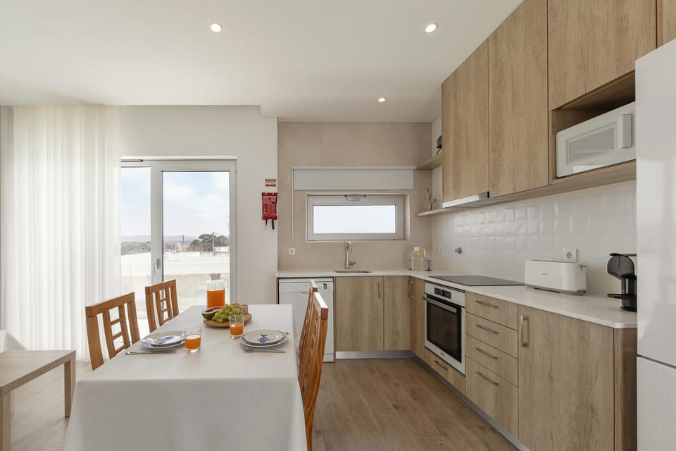 Coffee/tea facilities, Kitchen or kitchenette, Dining area, dishwasher, oven, stove, toaster