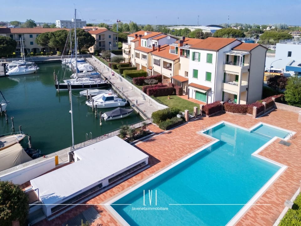 Property building, Bird's eye view, Pool view
