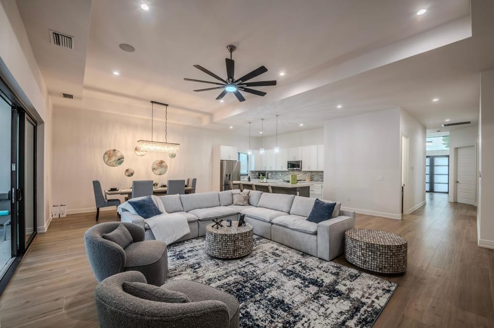 Palm Breeze House in Naples Park
