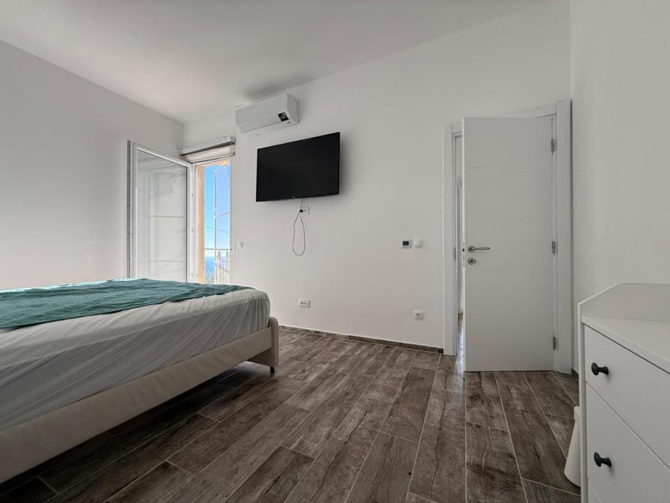 Bed, TV and multimedia, Bedroom