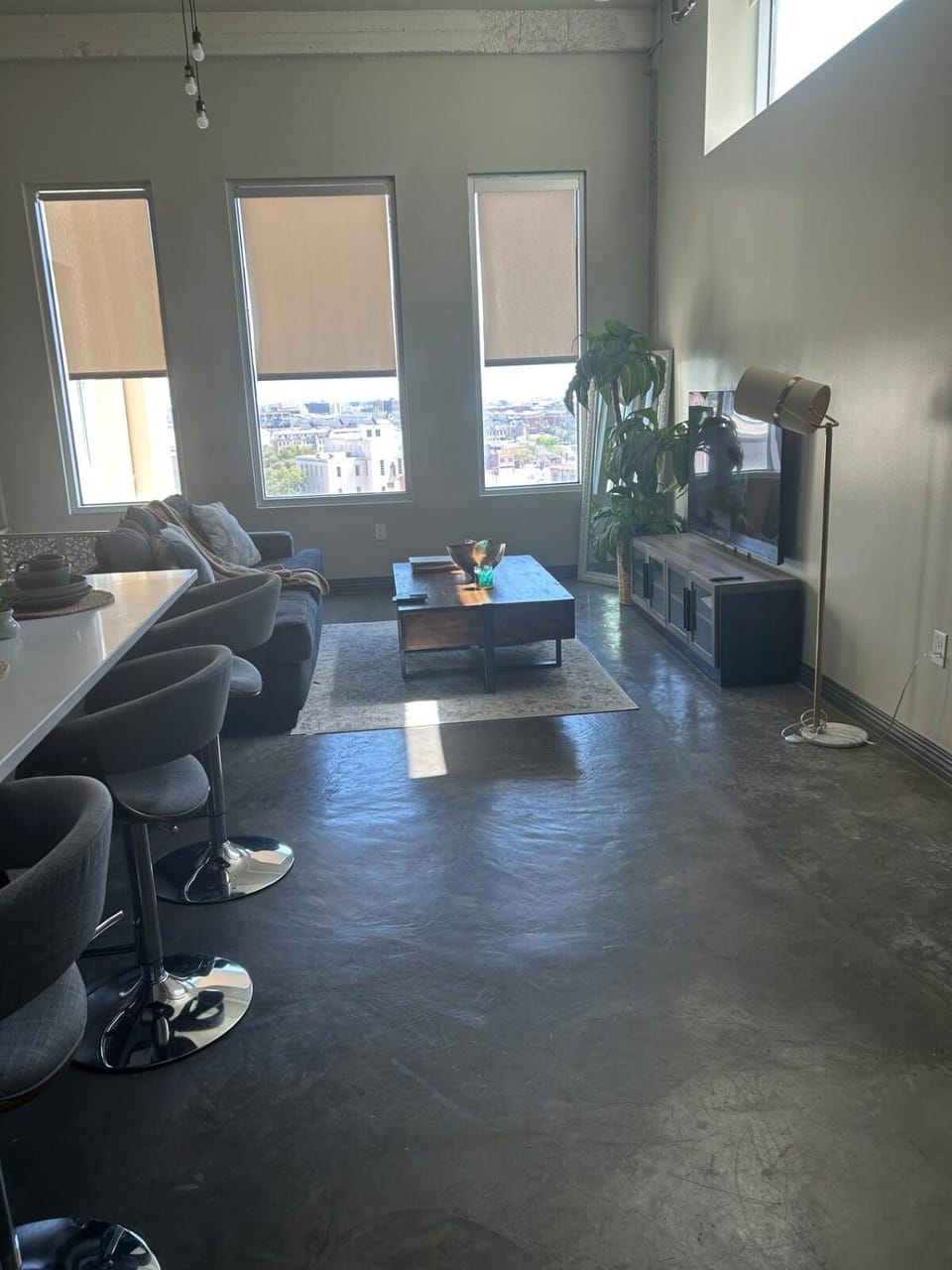 2 bed loft retreat with pool, game room & valet Apartment in Dallas