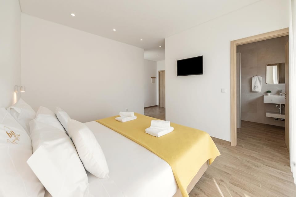 Bed, Bathroom, TV and multimedia, Bedroom, towels