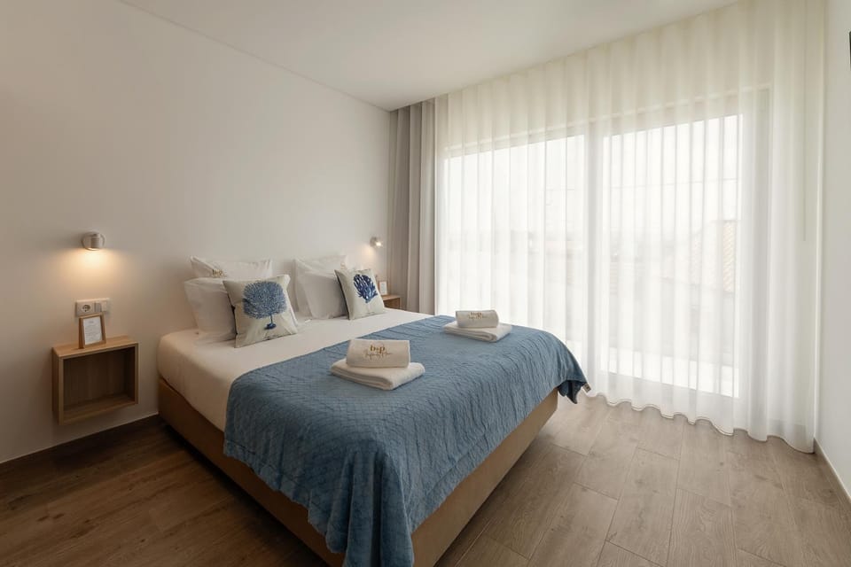 Bed, Bedroom, towels, wardrobe