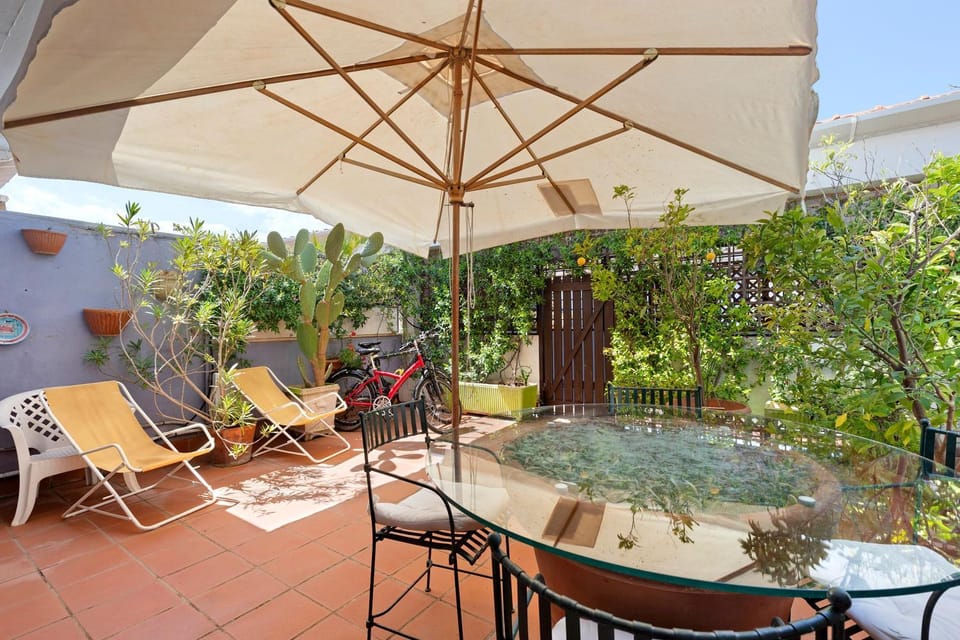 Property building, Balcony/Terrace, Living room