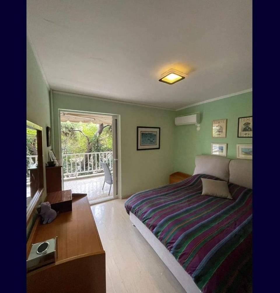 Vouliagmeni Seaside Retreat Apartment in Vouliagmeni
