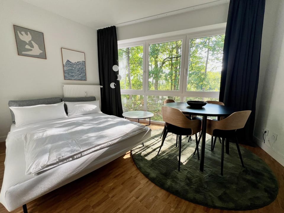 Bed, Photo of the whole room, Dining area, Bedroom