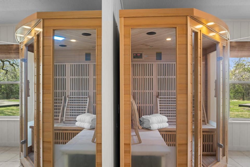 Enchanted Vine - Resort Style Pool Spa & Sauna House in Fredericksburg