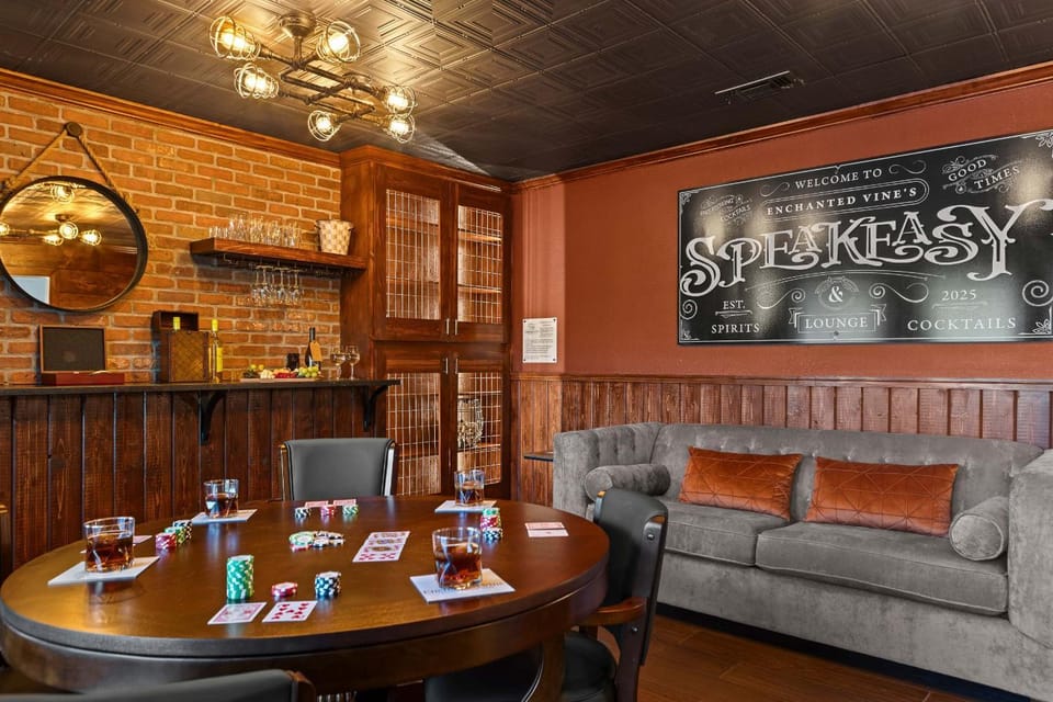 Enchanted Vine - Resort Style Pool Spa & Sauna House in Fredericksburg