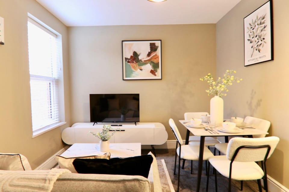 TV and multimedia, Living room, Seating area, Dining area