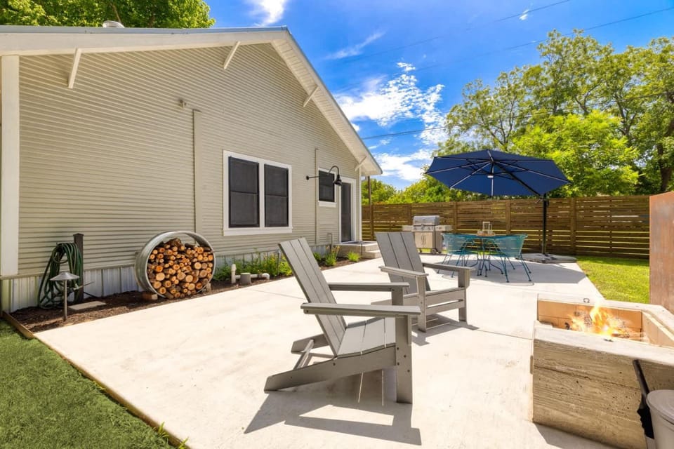 The Johnson - Spacious backyard and fire pit House in Johnson City