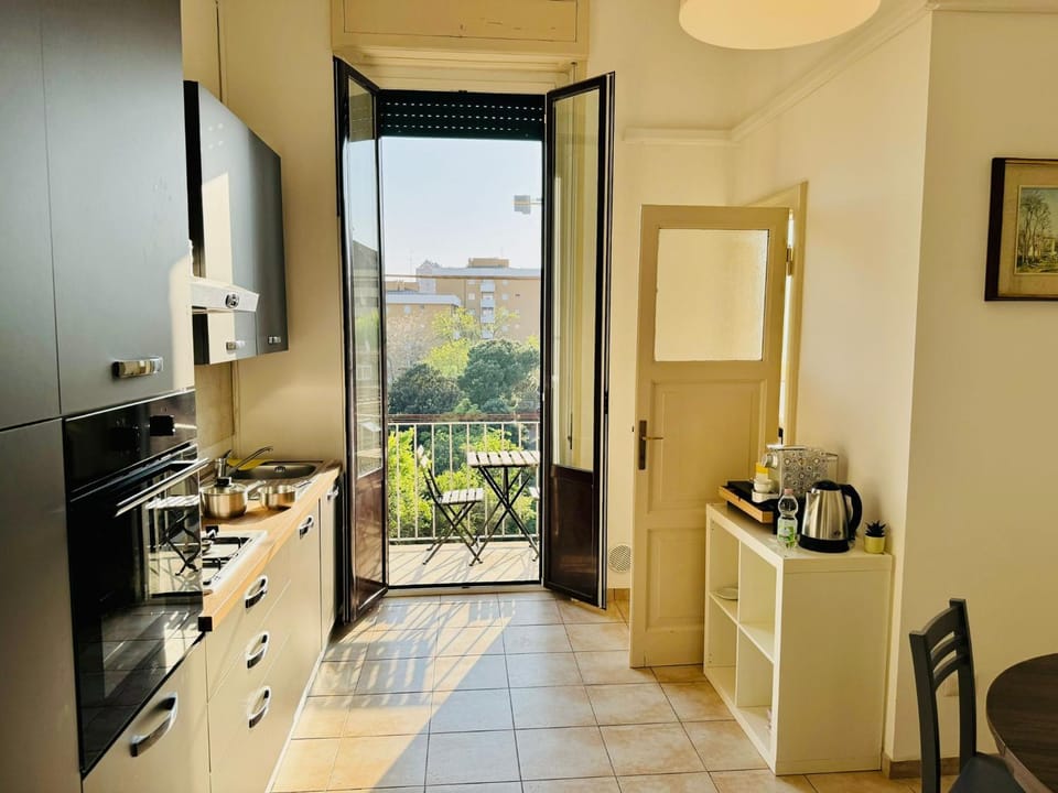Coffee/tea facilities, Kitchen or kitchenette, stove