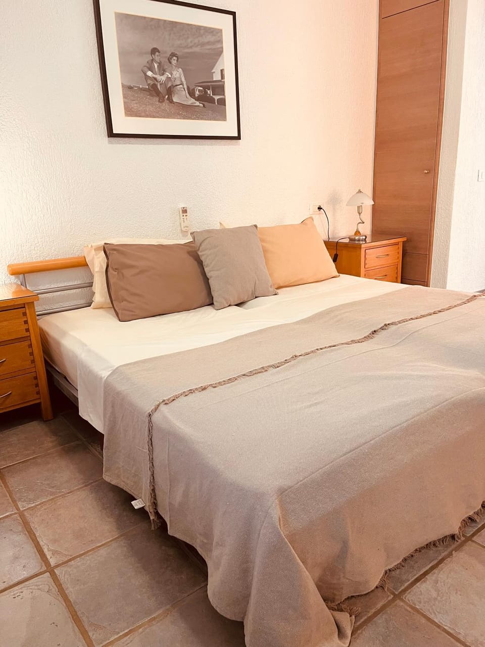 Bed, Photo of the whole room, Bedroom, safe