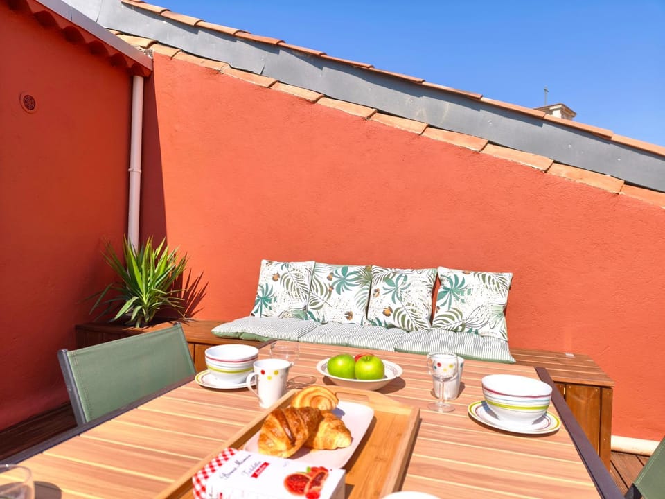 Patio, View (from property/room), Dining area, City view, Sea view