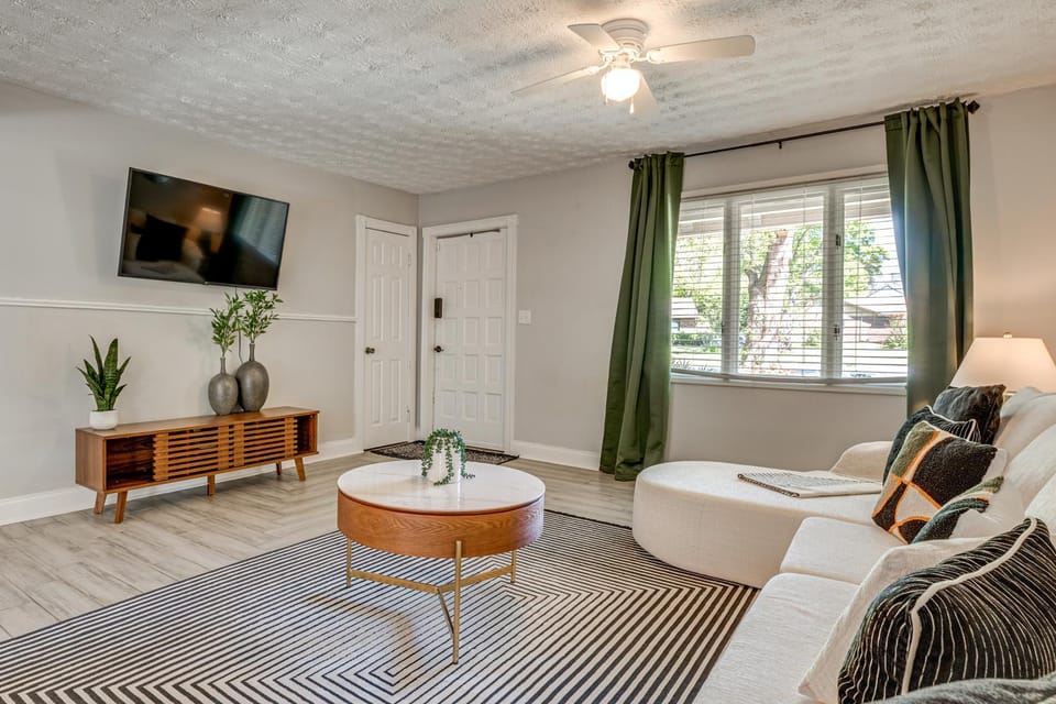 Explore ATL! Chic Home Base Near Mercedes-Benz House in Union City
