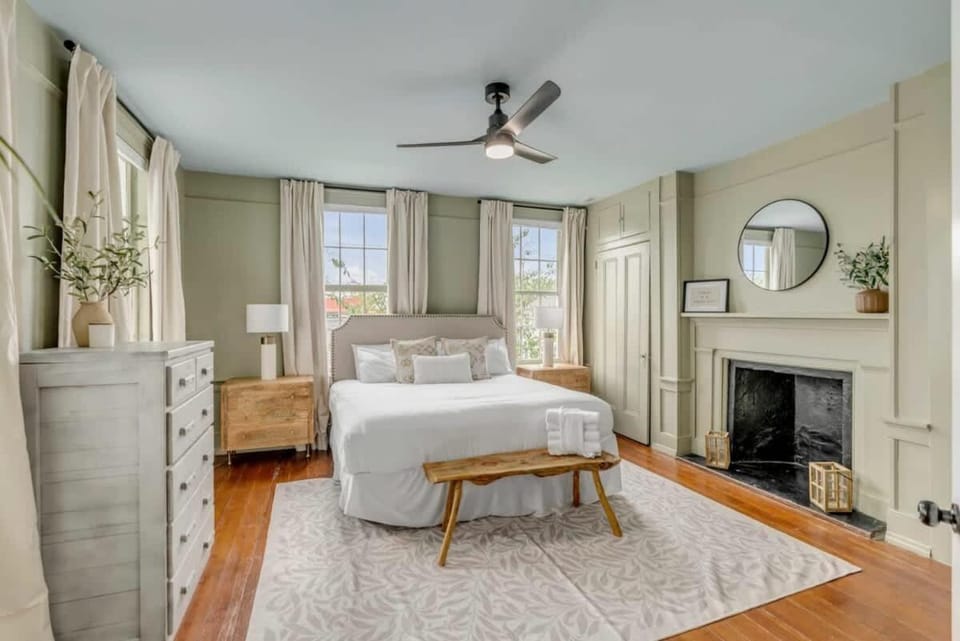 Spacious Large 4bd with Outdoor Dining near King Apartment in Charleston