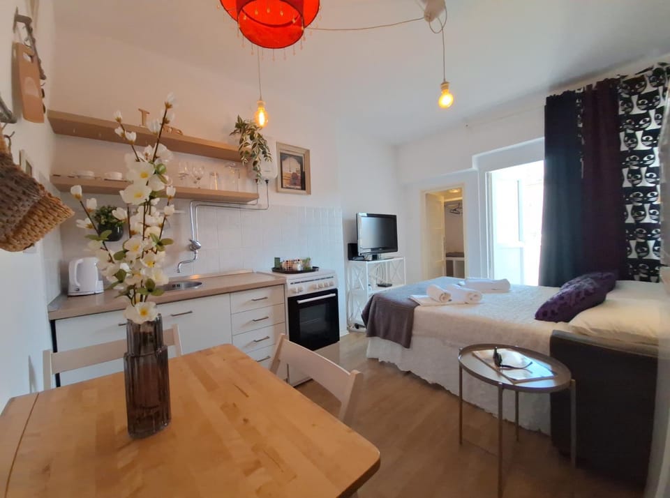 Bed, Dining area, kitchen