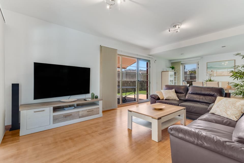 TV and multimedia, Living room, Evening entertainment