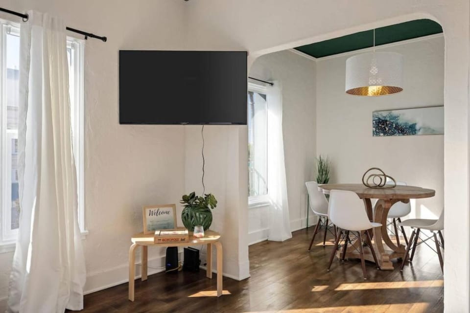 Beachside Stay with Parking and Free Cocktail Apartment in Hermosa Beach