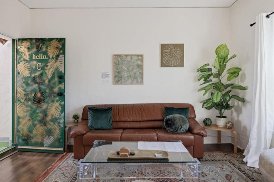 Beachside Stay with Parking and Free Cocktail Apartment in Hermosa Beach
