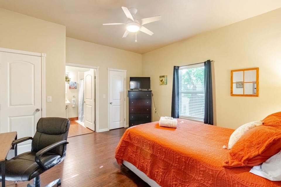 Photo of the whole room, Bedroom