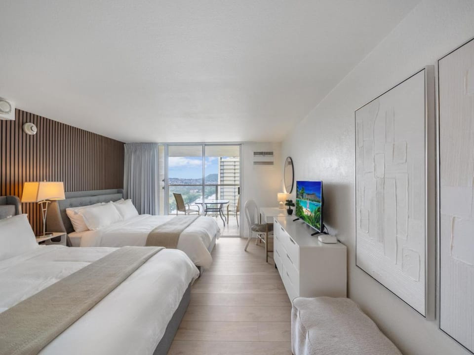 Newly Remodeled, walk to beach, Great Views House in Honolulu