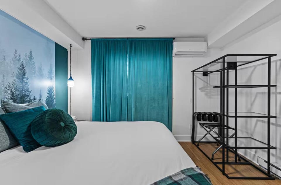 5 min Saint-Sauveur Best Suite with View and fireplace House in Saint-Sauveur