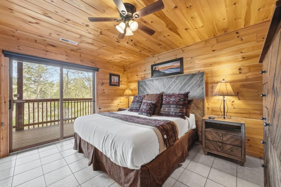 Relaxing Cabin Views Hot Tub Theater Games Cabin in Pigeon Forge